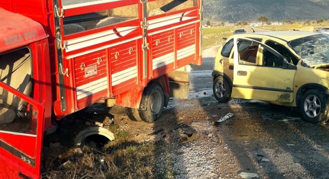 Korkuteli'nde kamyonetle otomobil çarpıştı: 1 ölü, 2 yaralı
