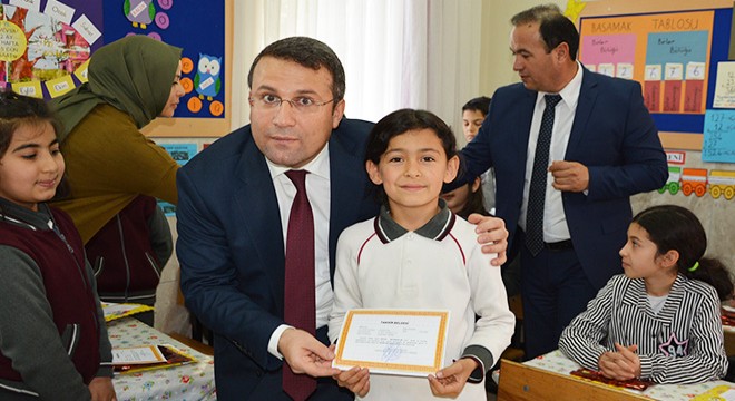 Korkuteli'nde öğrencilerin karne sevinci