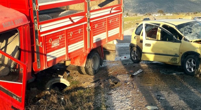 Korkuteli nde kamyonetle otomobil çarpıştı: 1 ölü, 2 yaralı