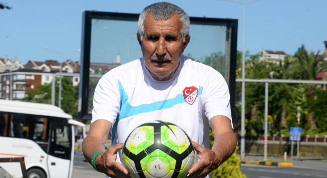 Koronavirüs, 71'lik Kunt’un futbol aşkını engelleyemedi