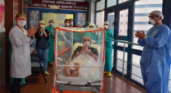 Koronavirüs tedavisi gören hasta, alkışlarla servise alındı