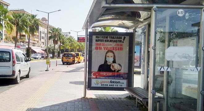 Koronavirüse karşı afişli uyarı