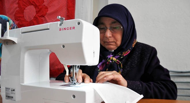 Koronavirüse karşı maske dikiyorlar