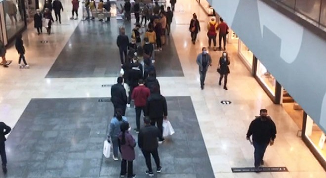 Koronavirüse rağmen alışveriş merkezlerine akın ettiler
