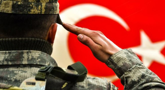 Koronavirüse rağmen sokakta asker eğlencesi