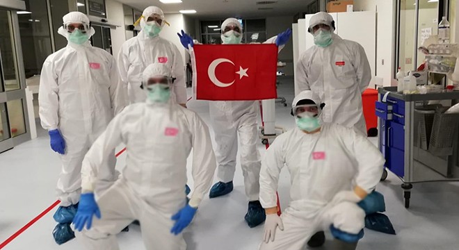 Koronavirüsle savaşan sağlıkçılardan '23 Nisan' kutlaması