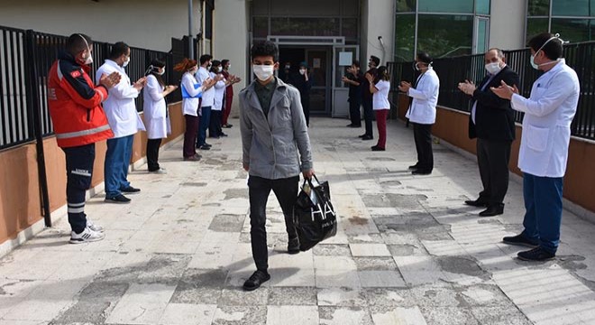 Koronavirüsü yenen 9 kişi, alkışlarla taburcu oldu