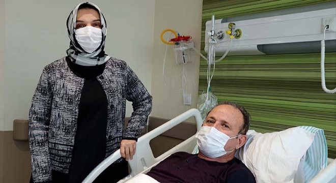 Koronavirüsü yenen eczacı, eşine refakatçi oldu