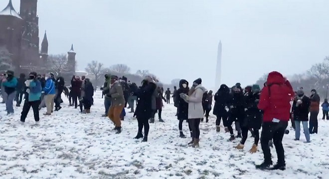 Koronavirüsü hiçe sayan onlarca kişi kartopu savaşı yaptı