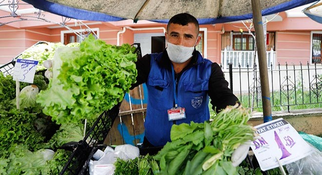 Koronavirüsü yendi, pazarda tezgahını kurdu