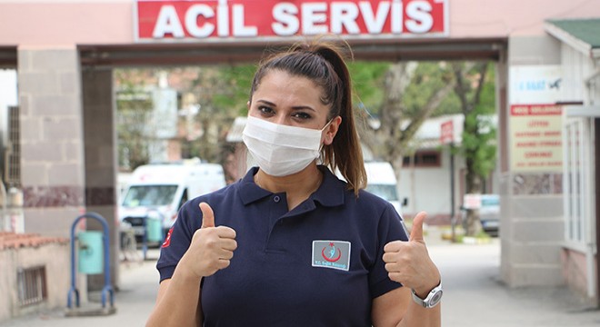 Koronavirüsü yenen Özlem hemşire, alkışlarla göreve başladı