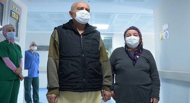 Koronayı yenen çift, alkışlarla taburcu oldu
