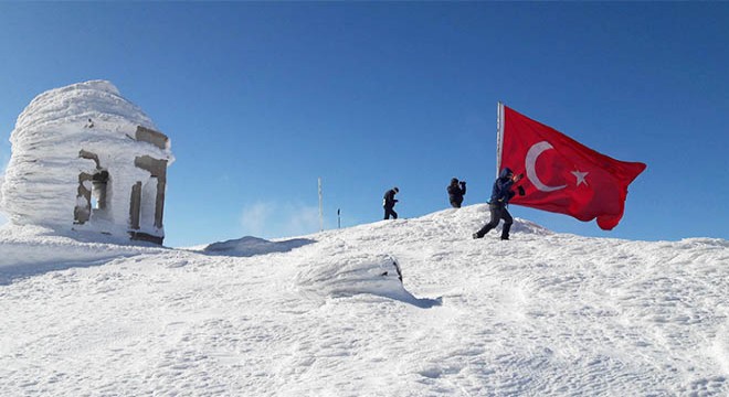 Kösedağ ın zirvesine şehitler için bayrak diktiler