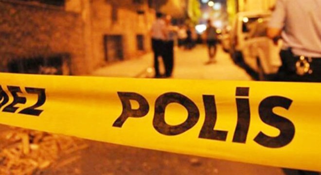 Kötü koku ihbarına gelen polis, cesetle karşılaştı