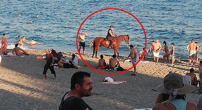 Kovboy şapkası takıp, atını denize sürdü