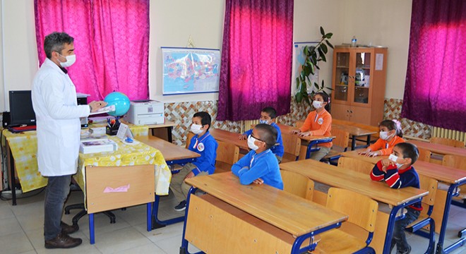 Köy okulunda öğretmen ve öğrencilerinyüz yüze eğitim heyecanı