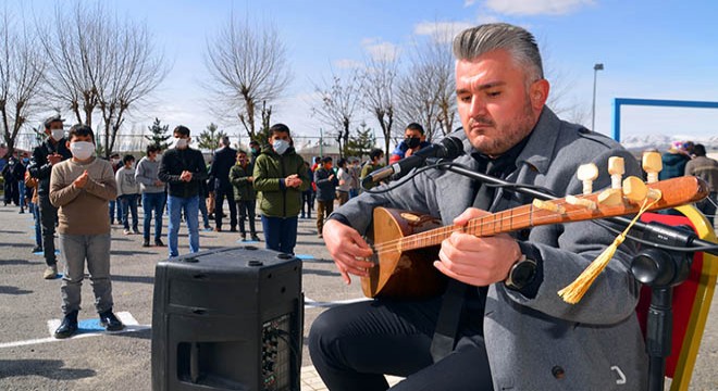 Köy okulunda öğrenciler müzikle karşılanıyor