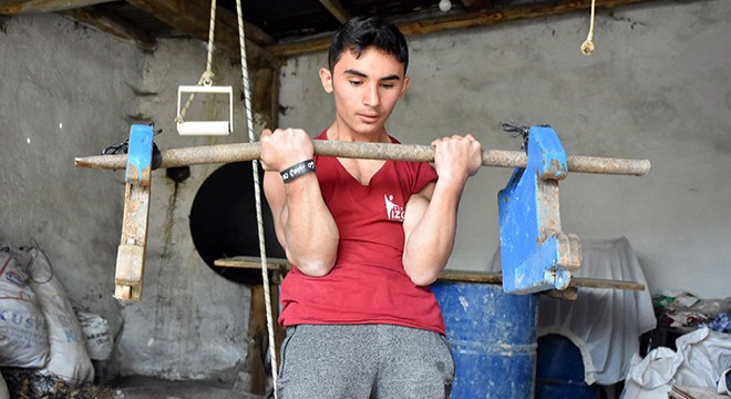 Köyde traktör parçalarıyla çalışarak milli takıma seçildi