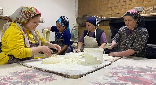 Köydeki kadınlar depremzedelere ekmek yapıyor
