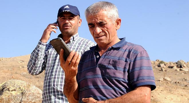 Köylüler, cep telefonu ile konuşmak için dağa çıkıyor