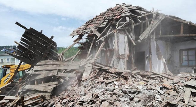 Koyulhisar'da metruk binalar yıkılıyor