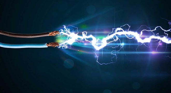 Koyunlarını kırkarken elektrik akımına kapılıp öldü