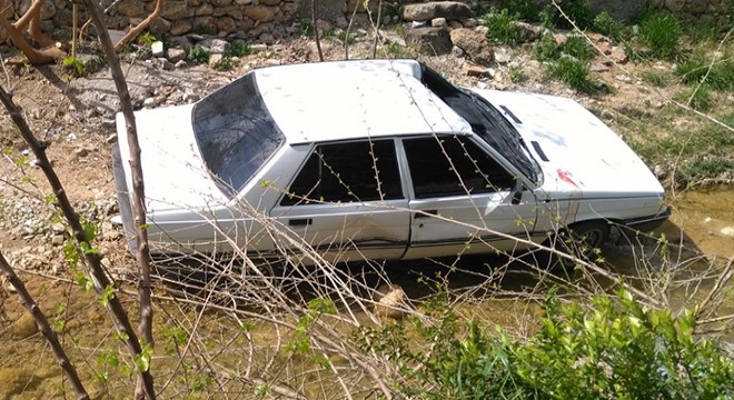 Kozan'da araç dereye uçtu: 1 yaralı