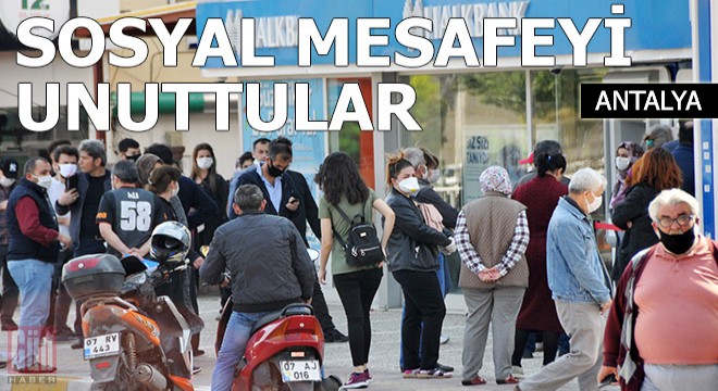 Kredi için geldiler, sosyal mesafeyi unuttular