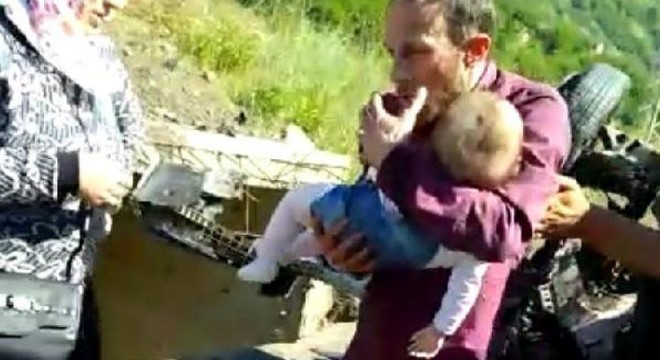 Kucağından bırakmadığı minik kızı, kurtarılamadı