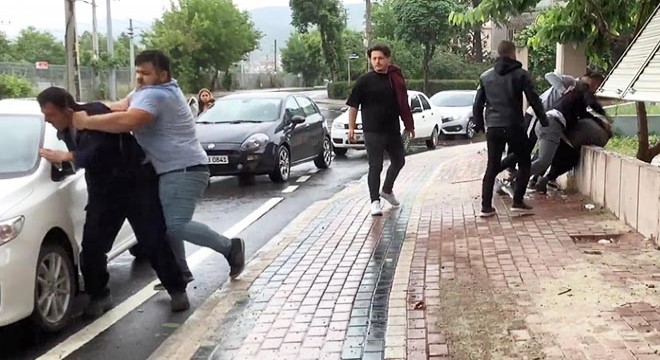 Küçük yaştaki kızı taciz edenleri tekme tokat dövdüler