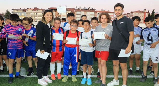 Küçük futbolculara kupa ve madalya