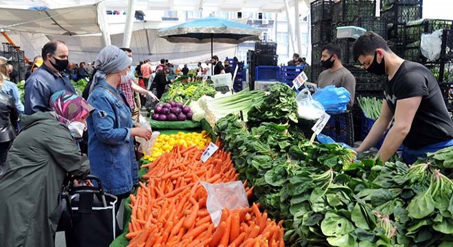 Küçükçekmece'de pazarda yoğunluk