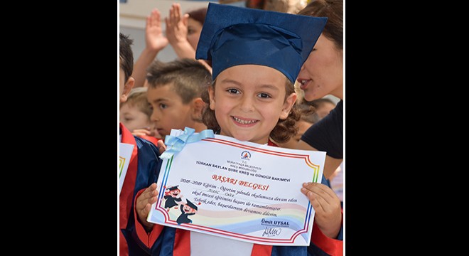 Küçüklerin mezuniyet sevinci