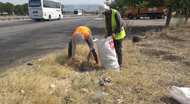Kula'da karayolu kenarından 5 kamyon çöp toplandı