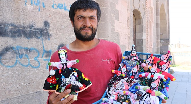 Kullanılmış kumaş parçalarından folklorik bebek yapıyor