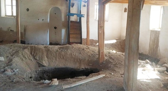 Kullanıma kapalı tarihi camide kaçak kazı