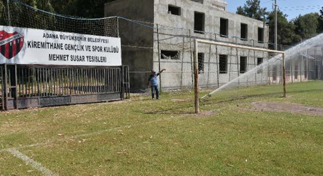 Kulüpten çaldıkları forma ve kramponlarla maç yaparken yakalandılar