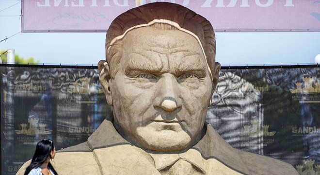 Kum heykeller büyülüyor