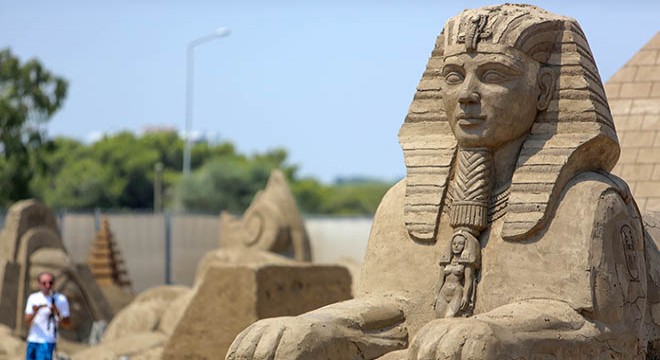 Kum heykellere Orta Doğulu turist ilgisi