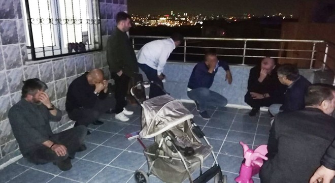 Kumar oynarken yakalanınca çatı katına kaçtılar