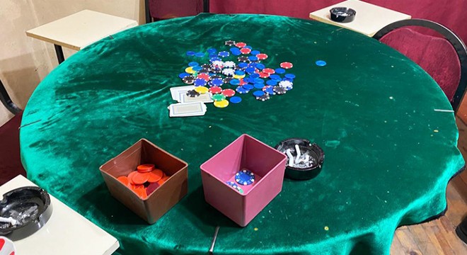 Kumarhaneye çevrilen eve polis baskınında 21 kişi yakalandı