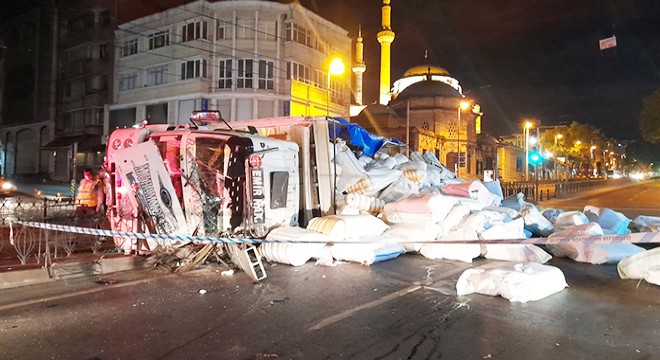 Kumaş yüklü kamyonun devrildiği kaza kamerada