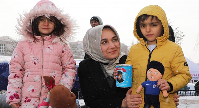 Kumbaradaki harçlığı depremzedelere göndermek için geldiler