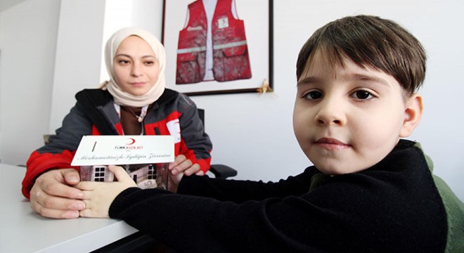 Kumbarasındaki paraları depremzedeler için bağışladı