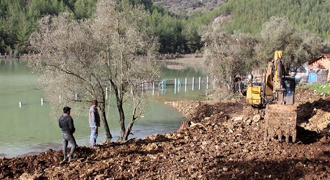 Kumluca Alakır Barajı taştı, yollar kapandı