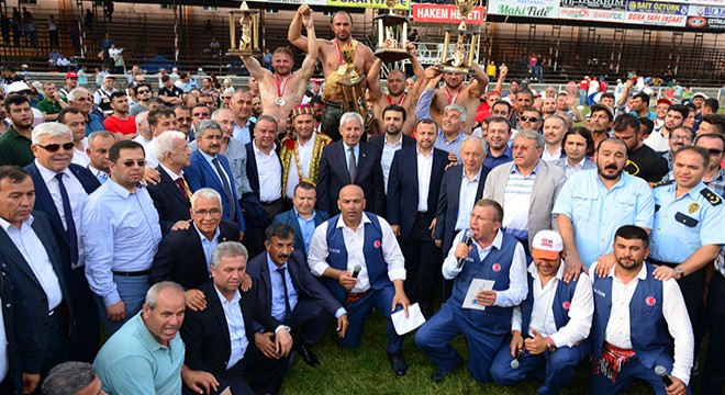 Kumluca Yağlı Güreşleri'nde Ali Gürbüz başpehlivan oldu
