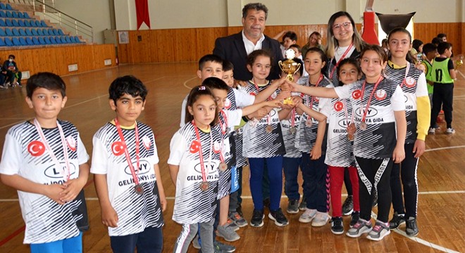 Kumluca'da çocuk oyunları şenliği yapıldı