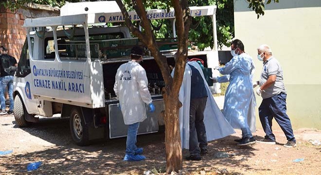 Kumluca'da evinde ölü bulundu
