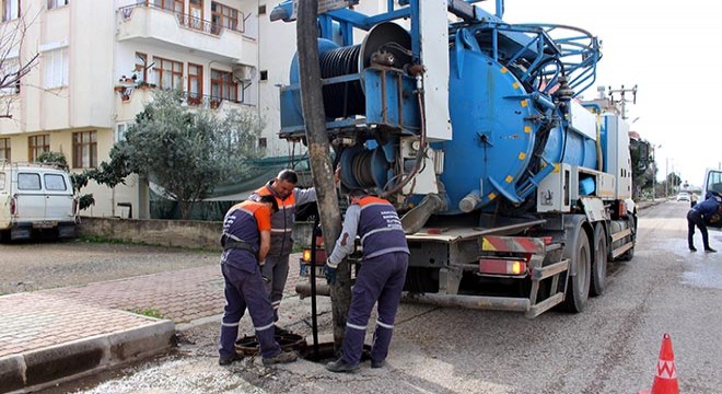 Kumluca'da kanalizasyonlar temizleniyor