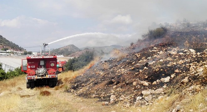 Kumluca'da makilik yangını